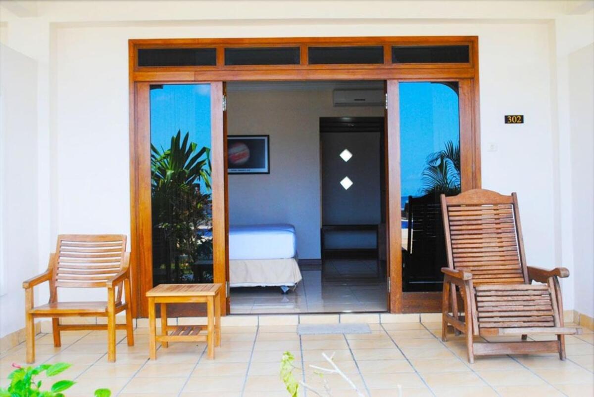 Lombok Beach Hotel Montongbuwoh ภายนอก รูปภาพ